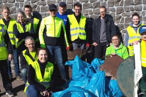 Mitglieder des Radsportverein Edelweiß Bliesransbach sammeln Müll im Rahmen der Aktion Saarland picobello