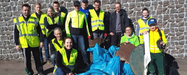 Mitglieder des Radsportverein Edelweiß Bliesransbach sammeln Müll im Rahmen der Aktion Saarland picobello
